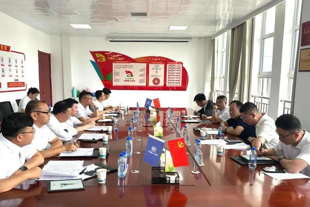 吳琦與內蒙古水發集團黨委委員、總會計師、董事侯躍峰在銀川舉行會談